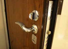 Замена входной двери в квартире в Стерлитамаке